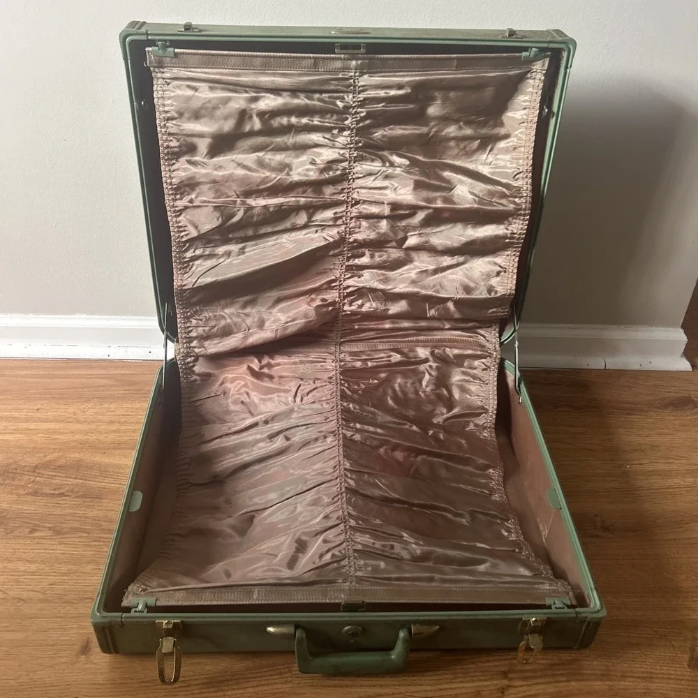 Vintage 1950s Taperlite Green Leather Suitcase Green   L 21 x W 17 x H 7 No Key